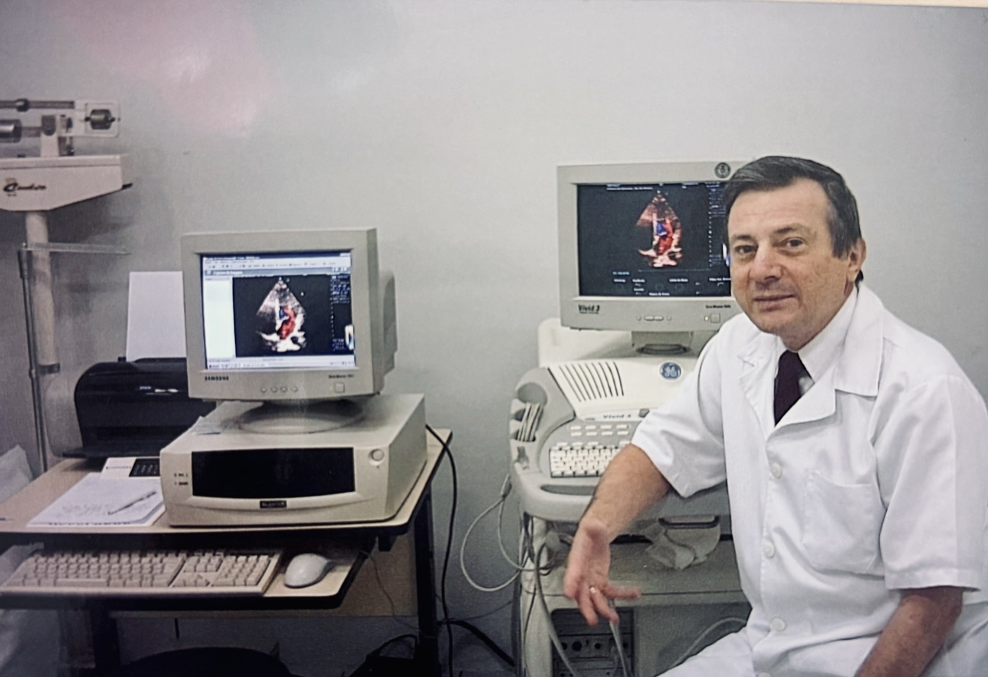 Dr. Melchior Moser em atendimento com aparelho de ecocardiografia
