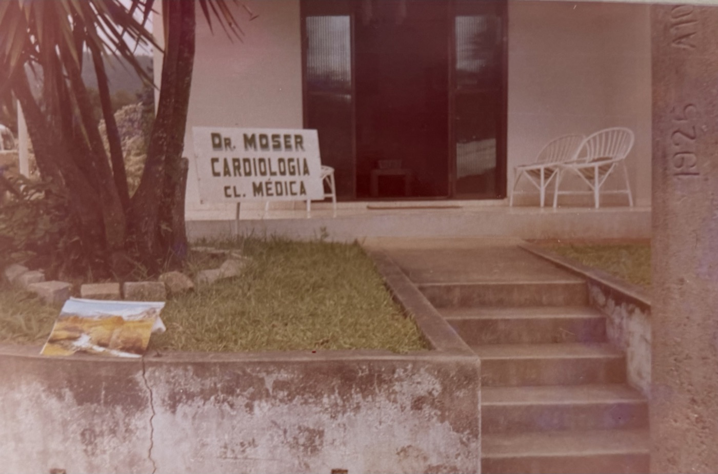 Fachada da primeira sede, com a placa Dr. Moser — Cardiologia e Clínica Médica