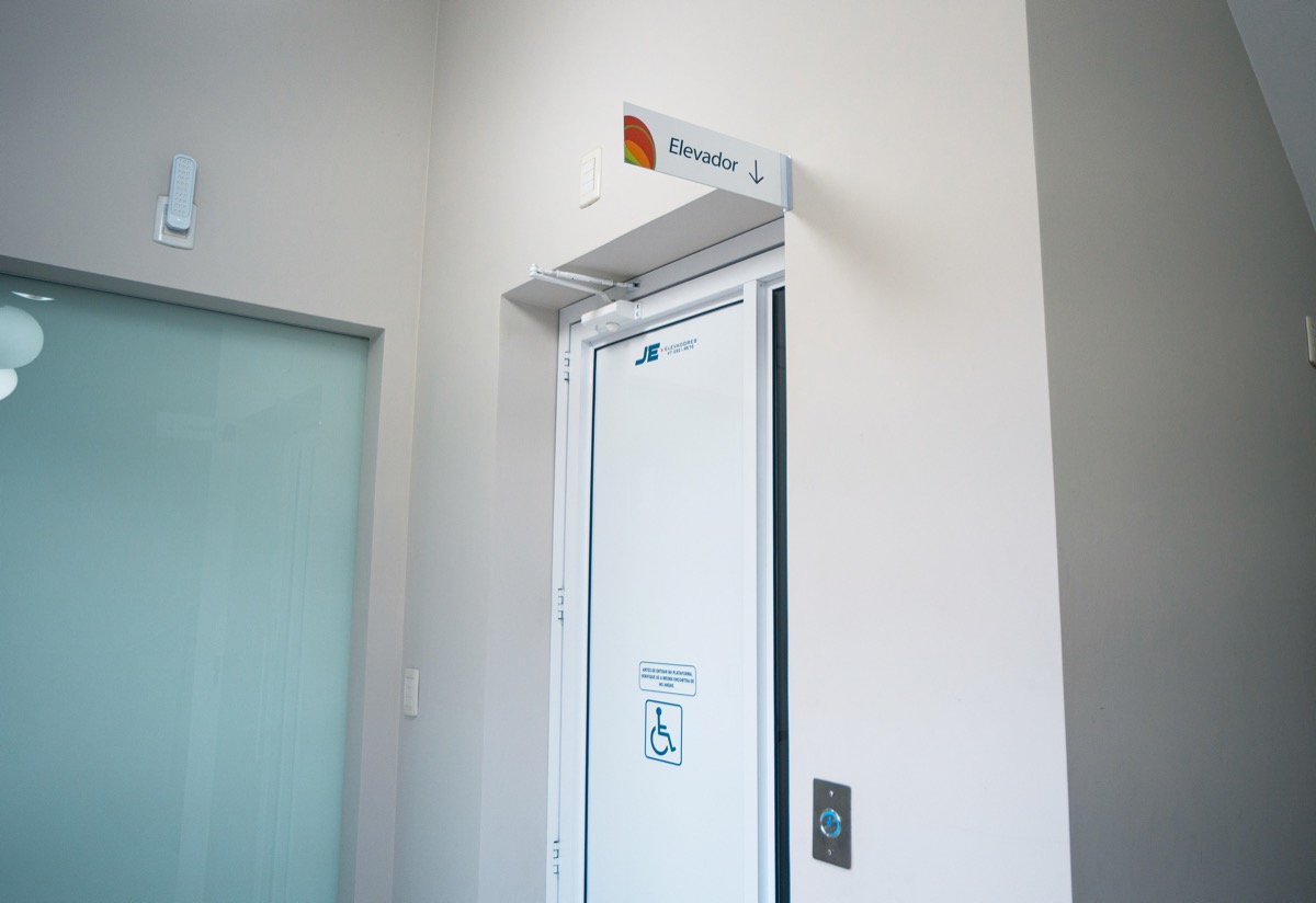Elevador da MedicalCor, com sinalização de acessibilidade